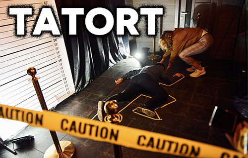 Ermittlerin untersucht eine Leiche an einem abgesperrten Tatort